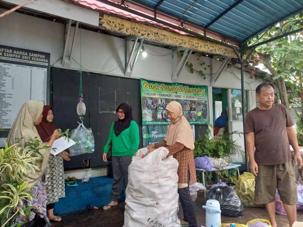 Aktivitas Bank Sampah Kenanga di Banjarmasin Utara.