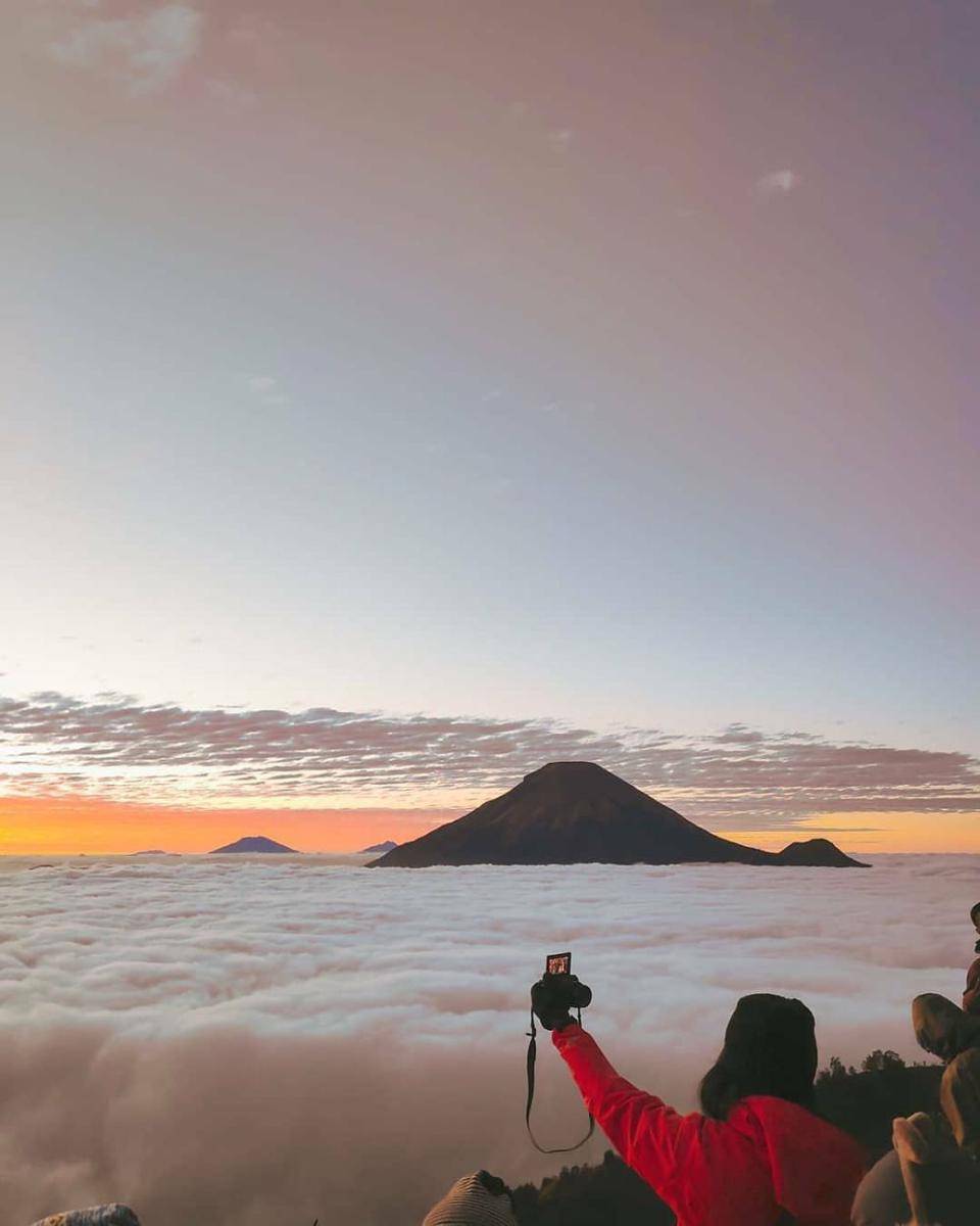 pemandangan dari Bukit Sikunir (instagram.com/ryanwewew)