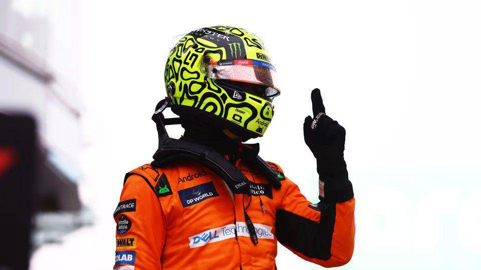 Lando Norris berselebrasi usai meraih posisi start terdepan saat sprint qualifying GP China 2024. (formula1.com)