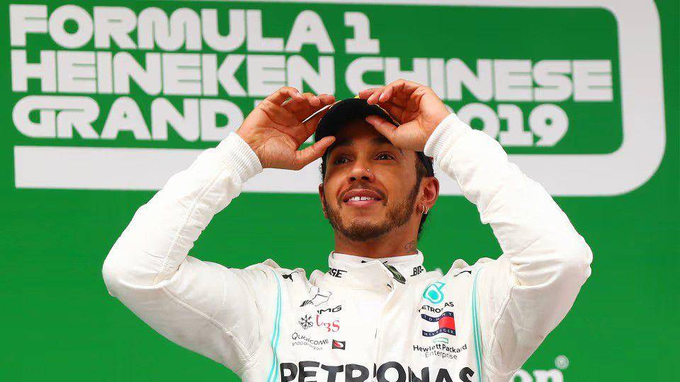 Lewis Hamilton saat berada di podium GP China 2019. (formula1.com)