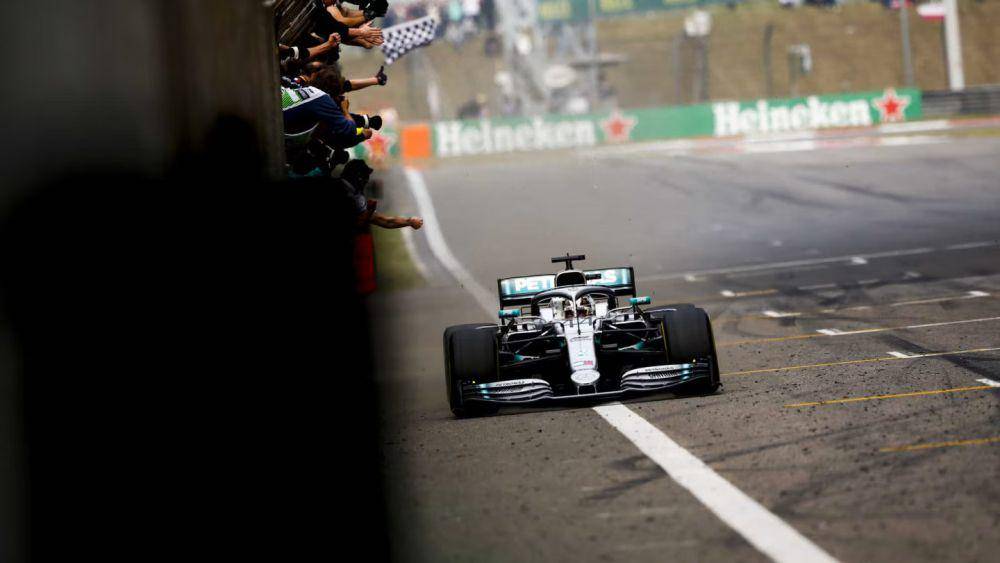 Lewis Hamilton saat melintasi garis finis sebagai pemenang GP China 2019. (formula1.com)