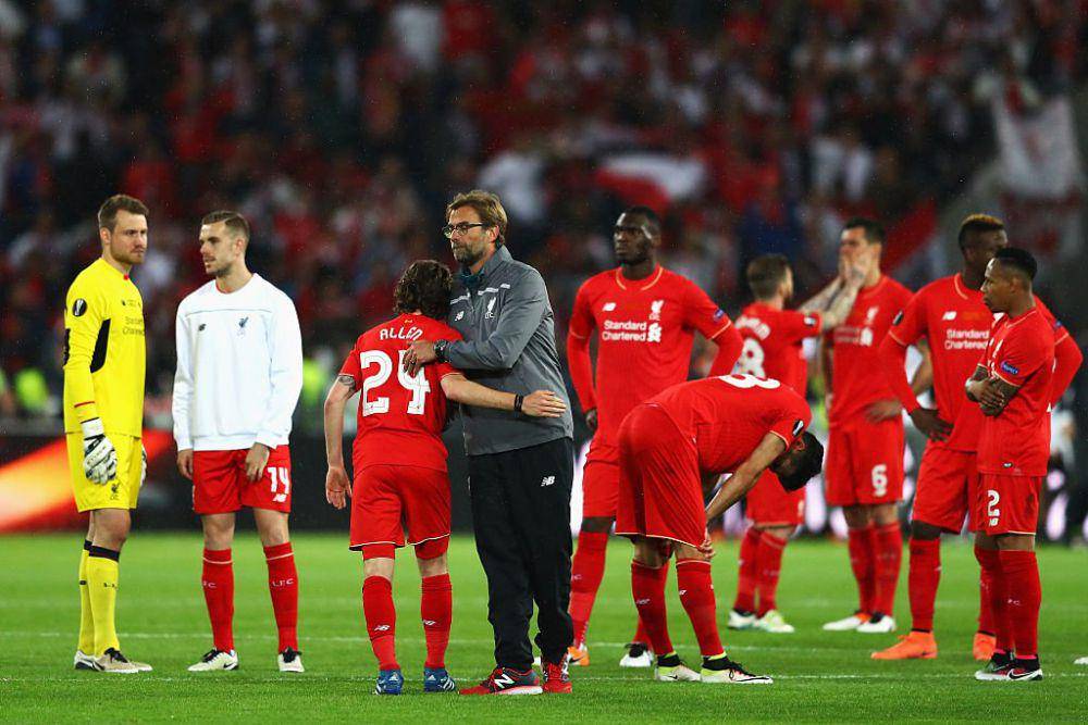 Ekpresi kekecewaan Liverpool usai kalah dari Sevilla di final Liga Europa 2015/2016. (twitter.com/EuropaLeague)