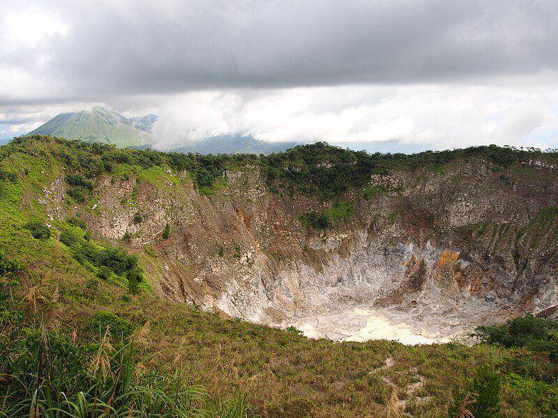 potret kawah yang ada di Gunung Mahawu (commons.wikimedia.org/Jacob Mojiwat)