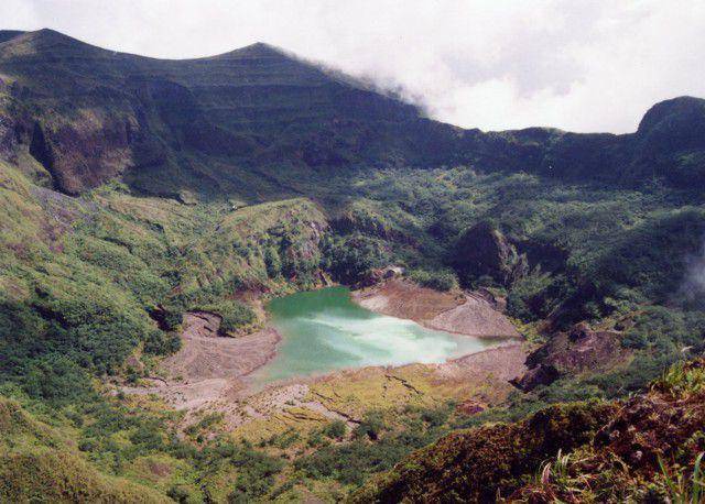 potret danau kawah yang ada di puncak Gunung Awu (commons.wikimedia.org/Kristianto)