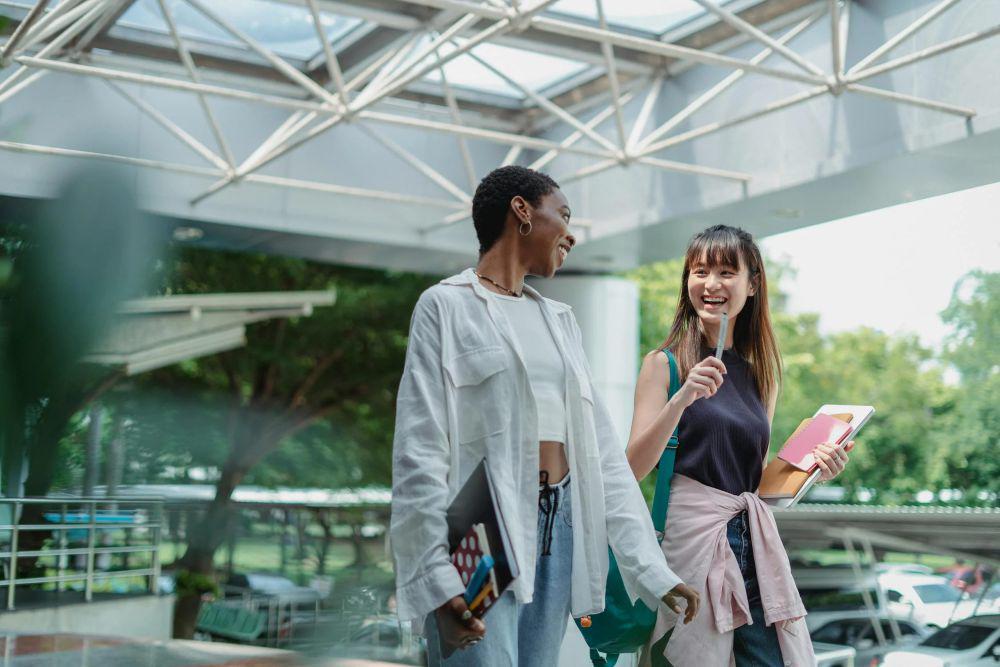 potret dua orang wanita sedang berbincang (pexels.com/Zen Chung)