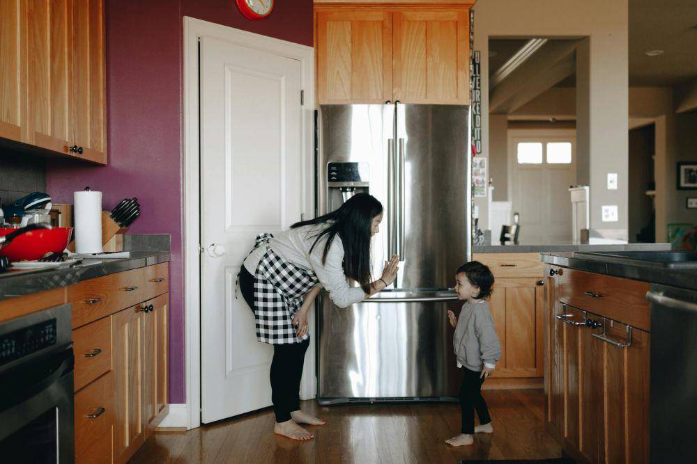 ilustrasi ibu dan anak di dapur (pexels.com/PNW Production)