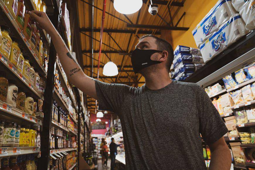 ilustrasi sedang belanja di supermarket (unsplash.com/Atoms)