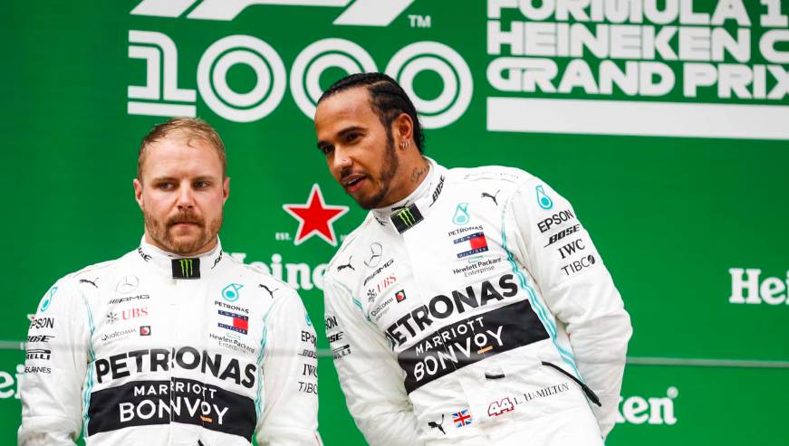 Lewis Hamilton (kanan) menjuarai GP China 2019 diikuti Valtteri Bottas (kiri) di podium kedua. (formula1.com)