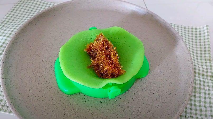 ilustrasi mengisikan martabak lenggang pandan dengan unti kelapa (YouTube.com/Annisaa Hawarizmi)