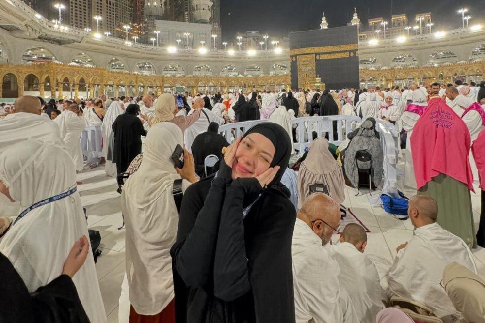 Rebecca Klopper Disorot Gegara Foto Tangan Saat Umrah, Kenapa Tuh?