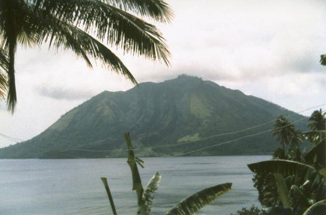 potret Gunung Ruang dari salah satu pulau terdekat (commons.wikimedia.org/Suratman (Volcanological Survey of Indonesia))