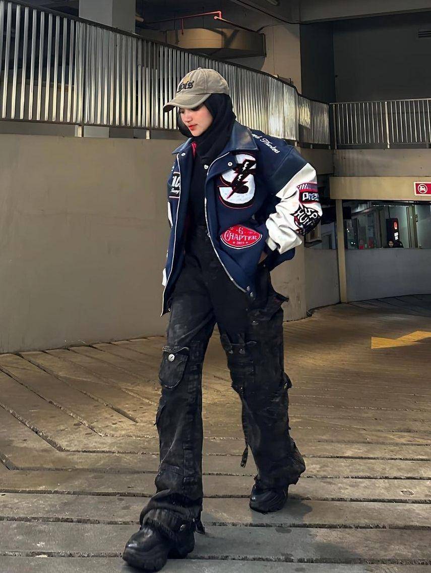OOTD hijab racing jacket (instagram.com/tiasantika09)
