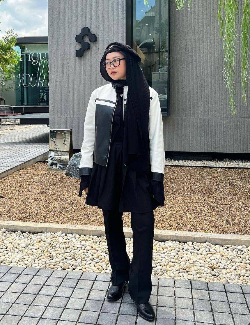 OOTD hijab racing jacket (instagram.com/faniaelizaa)