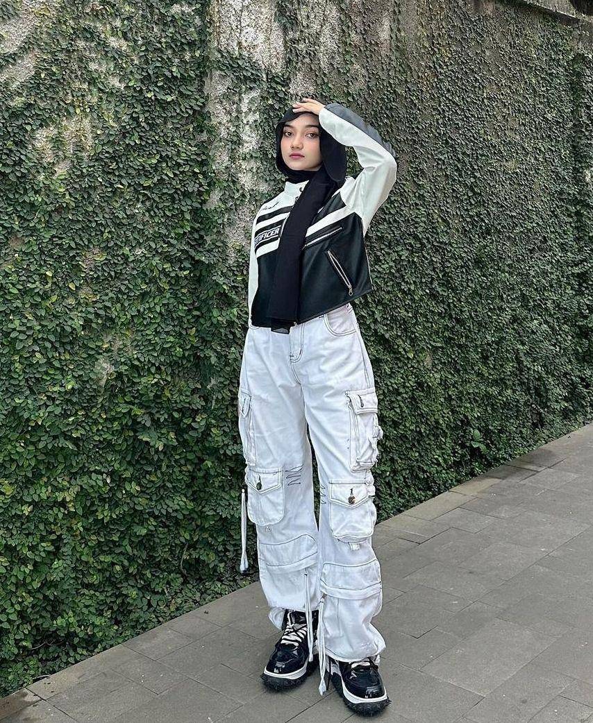 OOTD hijab racing jacket (instagram.com/tiasantika09)
