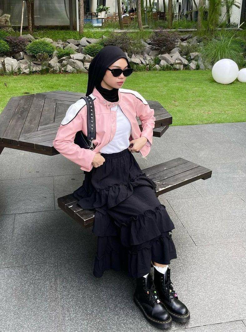 OOTD hijab racing jacket (instagram.com/clarayaaa__)
