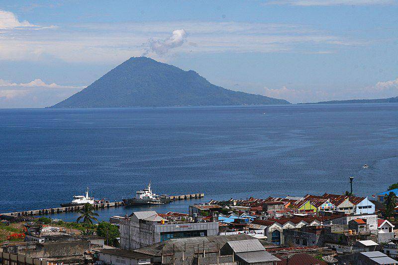 potret jarak jauh dari salah satu gunung berapi di Sulawesi Utara (commons.wikimedia.org/USAID/Roman Woronowycz)