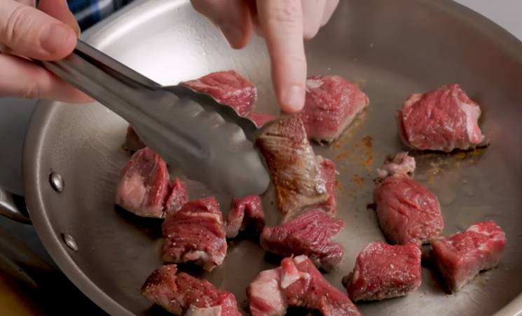 ilustrasi memasak steak bites (youtube.com/Sip and Feast)