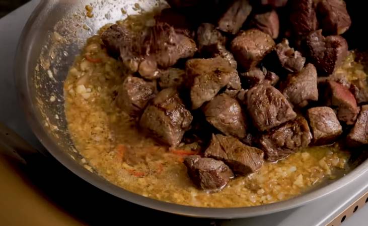 ilustrasi garlic butter steak bites (youtube.com/Sip and Feast)