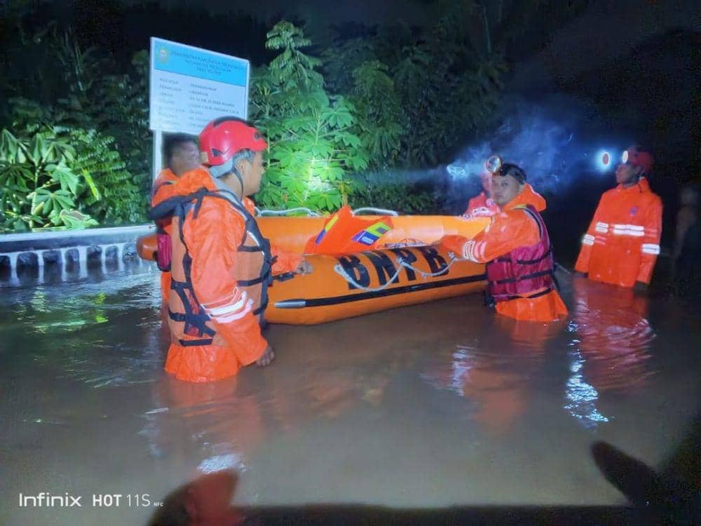 Banjir yang terjadi di beberapa titik di wilayah Trenggalek. IDN Times/ istimewa