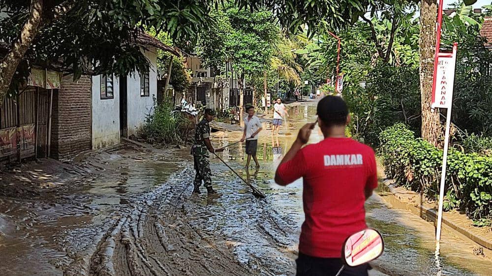 Petugas membersihkan material lumpur akibat banjir di Trenggalek. IDN Times/ istimewa