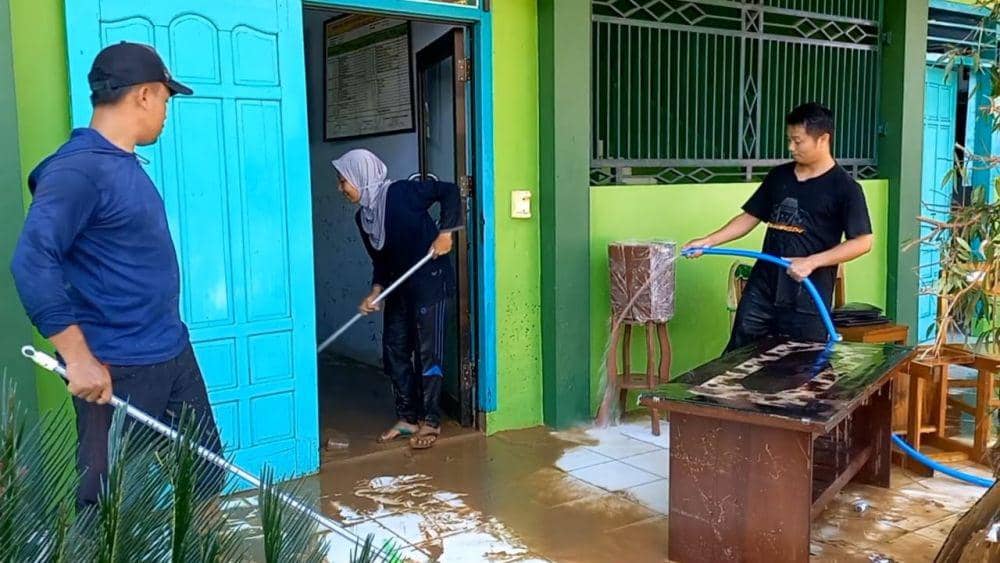 Sekolah di Munjungan meliburkan siswanya karena terendam banjir. IDN Times/ istimewa