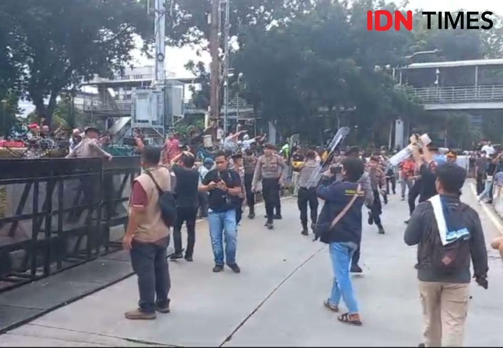 Aksi Dukung Putusan MK Ricuh, Dua Kubu Demonstran Saling Lempar