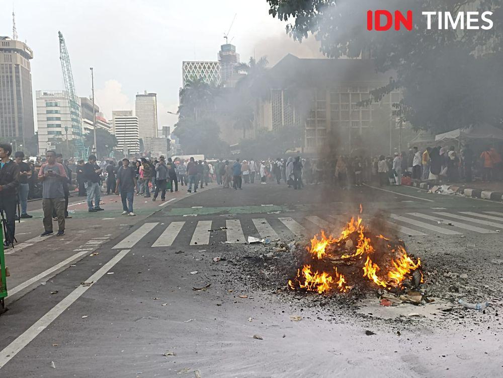 Demonstran Pendukung 01 Bakar Ban Sebelum Tinggalkan Lokasi Demo