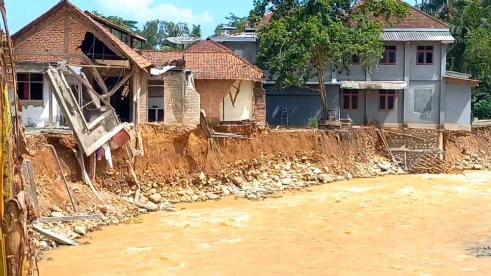 Banjir Trenggalek, 4 Rumah dan 1 Masjid Rusak