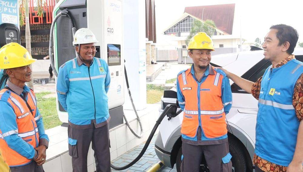 Sugeng Widodo, General Manager PLN UID Lampung menyapa dan memberikan semangat kepada operator Pelayanan Teknik (Yantek) yang sedang bersiaga di SPKLU Rest Area JTTS KM 20B. (Dok. PLN UID Lampung).