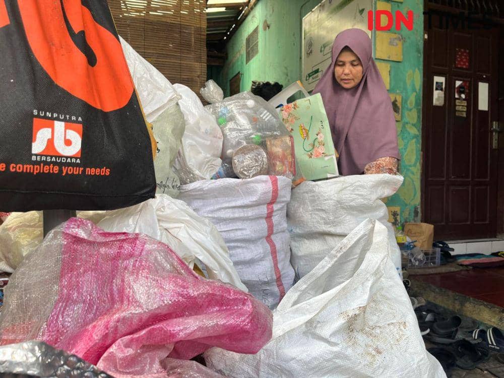 Ika Yudha Kurniasari bekerja di rumahnya yang menjadi Bank Sampah Resik Becik di Jalan Cokrokembang No 11, Kelurahan Krobokan, Kecamatan Semarang Barat, Kota Semarang. (IDN Times/Anggun Puspitoningrum)