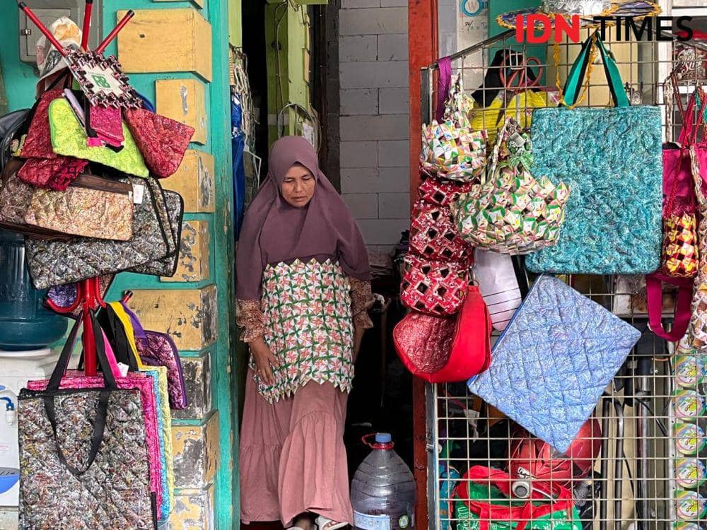 Ika Yudha Kurniasari bekerja di rumahnya yang menjadi Bank Sampah Resik Becik di Jalan Cokrokembang No 11, Kelurahan Krobokan, Kecamatan Semarang Barat, Kota Semarang. (IDN Times/Anggun Puspitoningrum)