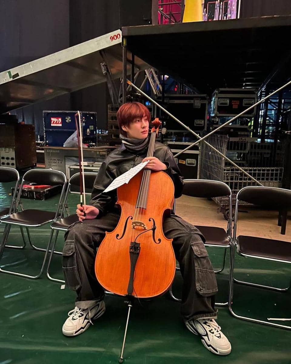 celana oversized ala Anton RIIZE (instagram.com/riize_official)