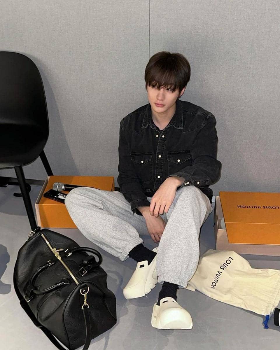 celana oversized ala Anton RIIZE (instagram.com/riize_official)