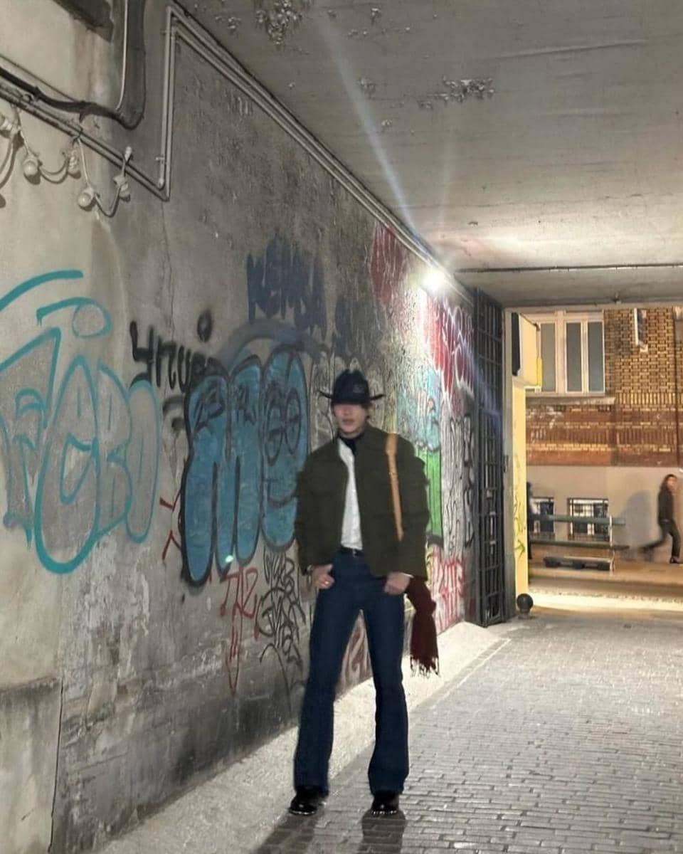 celana oversized ala Anton RIIZE (instagram.com/riize_official)