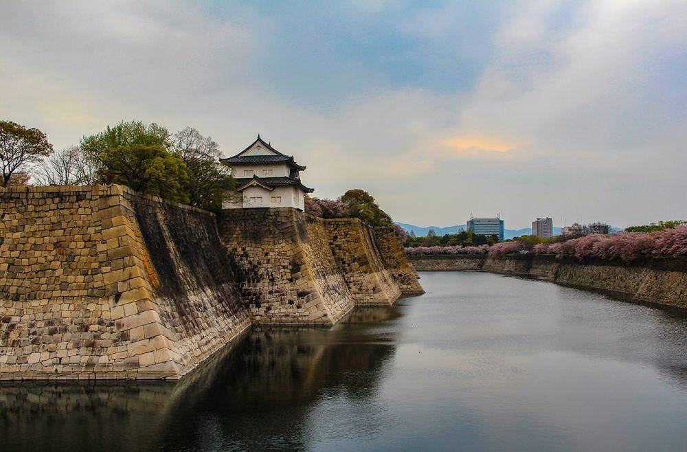 potret Osaka Castle yang di masa lalu pernah jatuh ke tangan Keshogunan Tokugawa setelah Tokugawa Ieyasu merebut kastel tersebut dari klan Toyotomi di tahun 1615 (commons.wikimedia.org/Brandon1122334455)