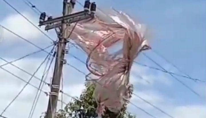 Balon udara nyangkut di jaringan listrik di Gunungkidul.(Dok.Istimewa)
