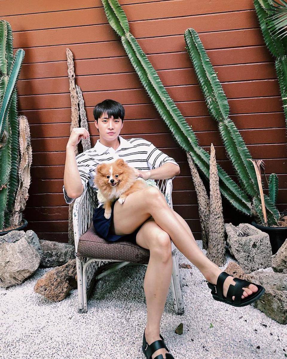 potret outfit nongkrong pakai polo shirt ala Mean Phiravich (instagram.com/m34nismind)