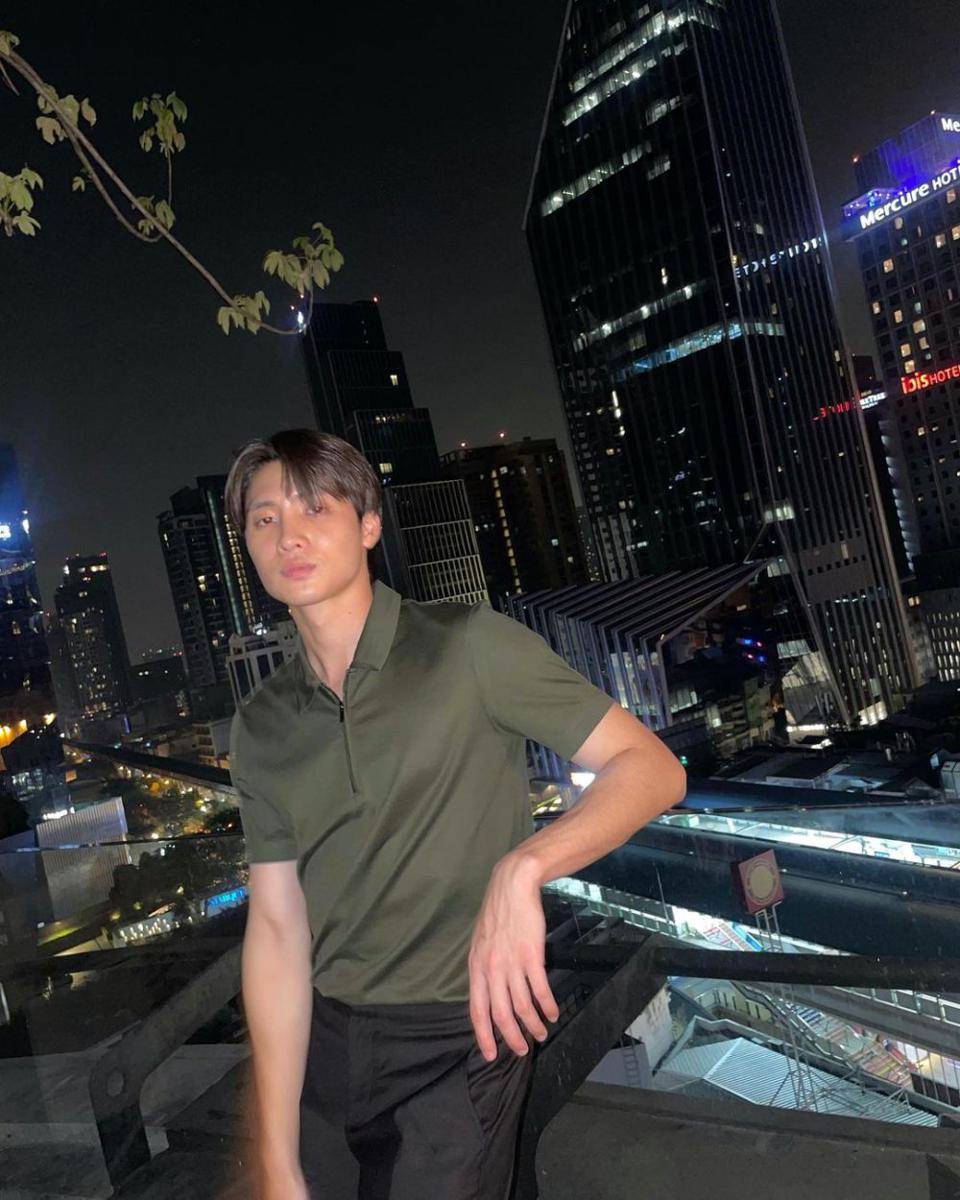 potret outfit nongkrong pakai polo shirt ala Mean Phiravich (instagram.com/m34nismind)