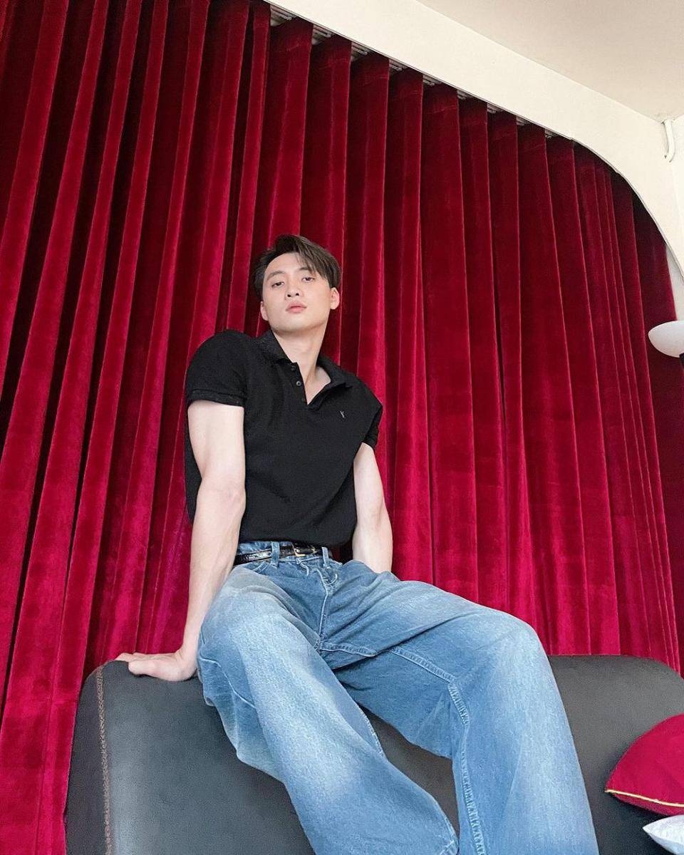 potret outfit nongkrong pakai polo shirt ala Mean Phiravich (instagram.com/m34nismind)