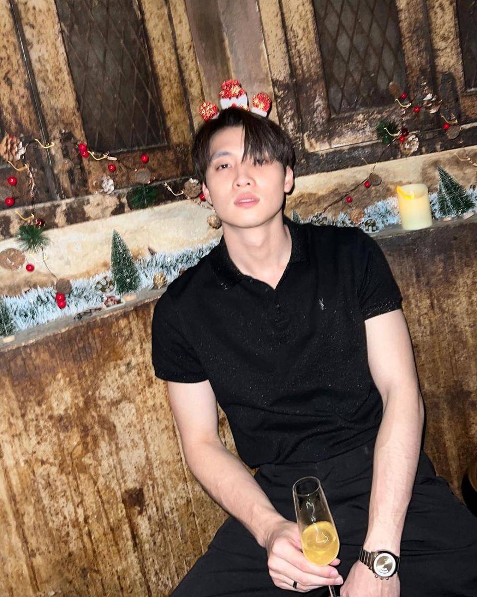 potret outfit nongkrong pakai polo shirt ala Mean Phiravich (instagram.com/m34nismind)