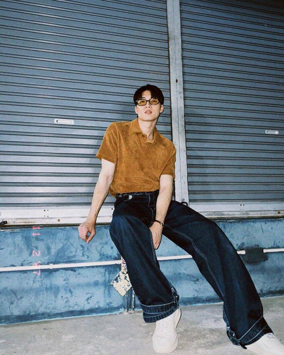 potret outfit nongkrong pakai polo shirt ala Mean Phiravich (instagram.com/m34nismind)