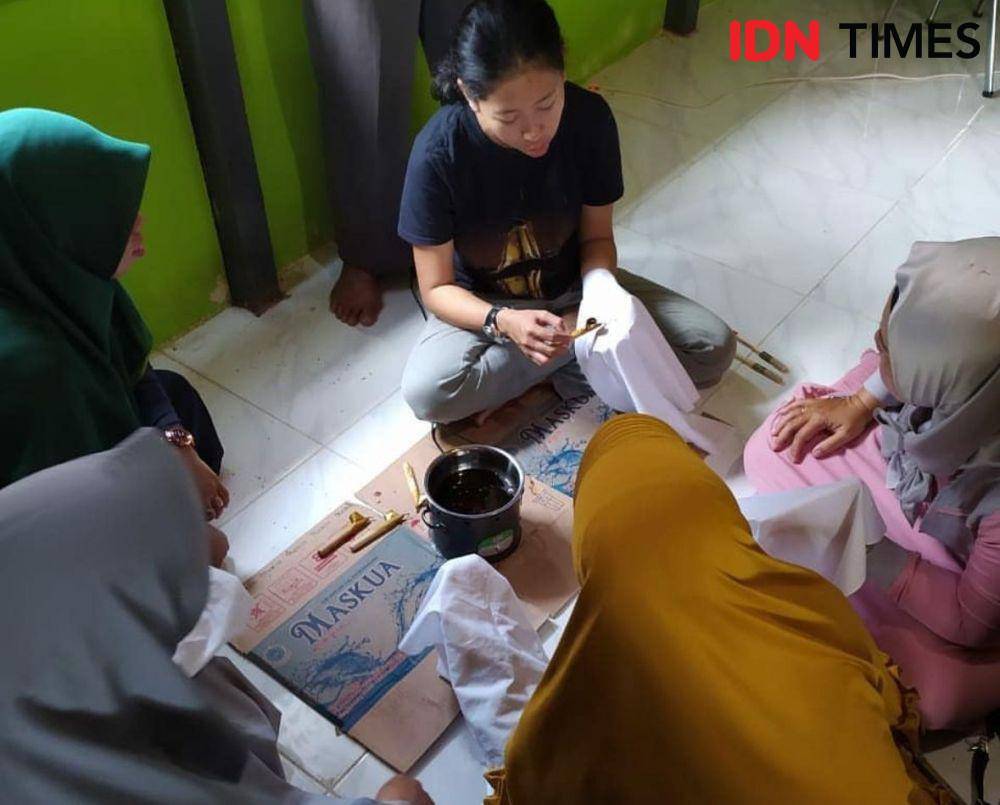 Priska mengedukasi ibu-ibu di Sekura soal membatik. (IDN Times/ig @priska_batik).