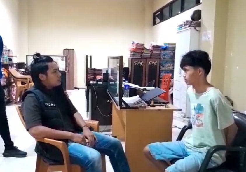 Tersangka EM menjalani pemeriksaan di hadapan petugas Satreskrim Polresta Bandar Lampung. (IDN Times/Istimewa).