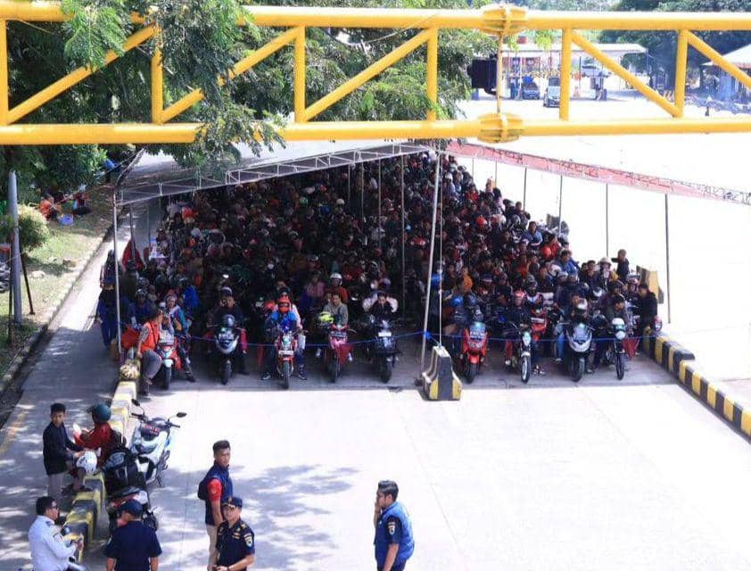 Potret pemudik sepeda motor di Pelabuhan Bakauheni saat arus balik Lebaran 2024. (Dok. Pemprov Lampung).