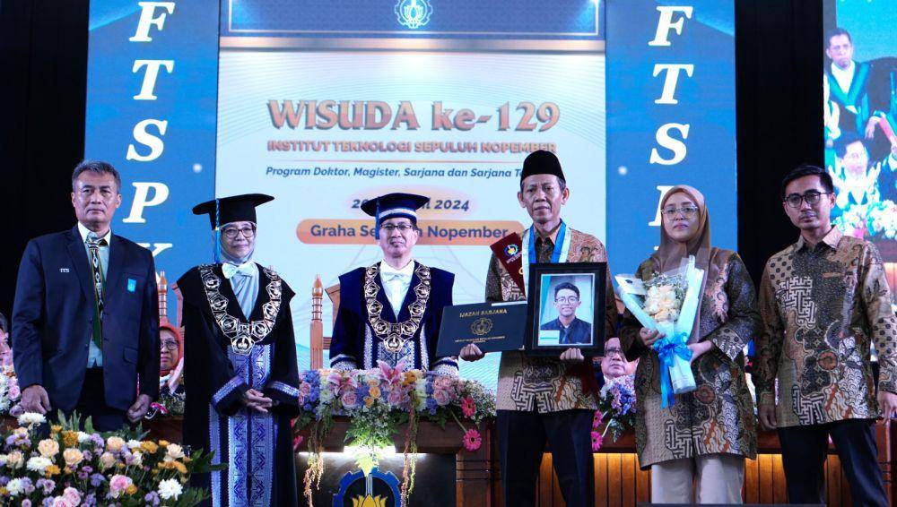 Orang tua wisudawan ITS ketika hadir mewakili anaknya yang wafat, Sabtu (20/4/2024). (Dok. Humas ITS)