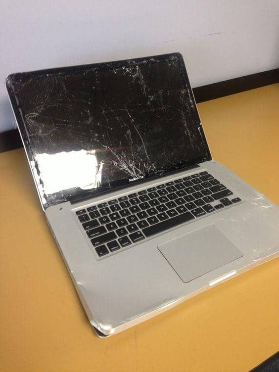 Ilustrasi Laptop jatuh (id.pinterest.com/Apple ремонт)