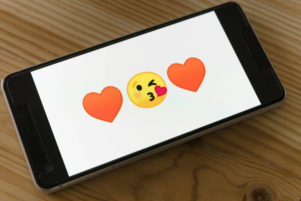 ilustrasi dating secara online (Unsplash/Markus Winkler)
