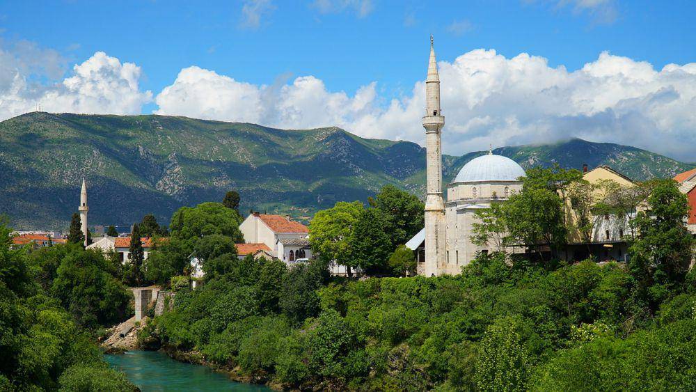 potret masjid di Kota Mostar, Bosnia and Herzegovina (pixabay.com/fromsalih)
