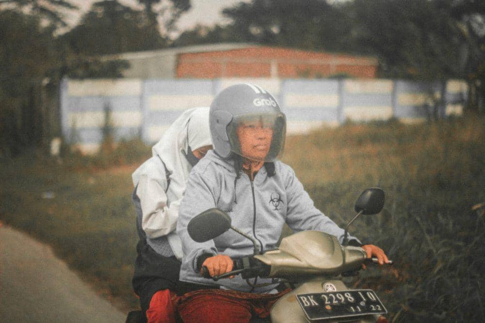 Ilustrasi bapak mengantar anak sekolah (Photo by Muhammad Adil on Unsplash )