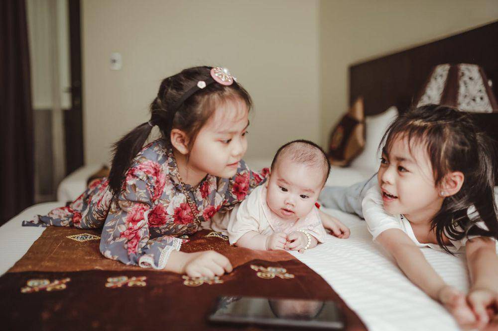 Mencegah sibling rivalry pada anak sejak dini (Pexels.com/Sunvani Hoàng)